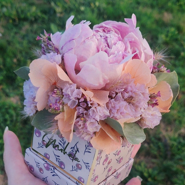 Composition florale éternelle avec pivoines, hortensia, eucalyptus naturels lyophilisés et stabilisés, décoration originale - Taille S