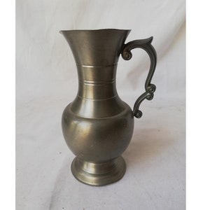 La piccola brocca in peltro può essere utilizzata come oggetto decorativo o come vaso per fiori. Annata dall&#39;Austria