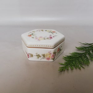 Exquisite Wedgwood Porcelain Box – Bone China, floral pattern in underglaze painting