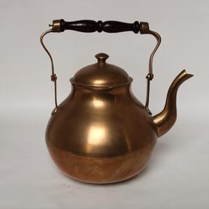 Vintage brass teapot – nostalgic brass kettle with wooden handle