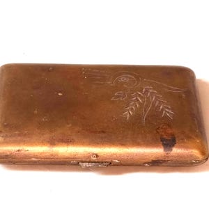Portasigarette antico in ottone con incisione anni '30 – custodia vintage in metallo come regalo o oggetto da collezione