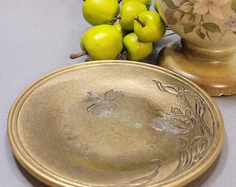 Vintage Brass Trinket Dish with Dragonfly and Tulip Engraving – Art Nouveau Style, 10 cm, Patina, Floral Decor