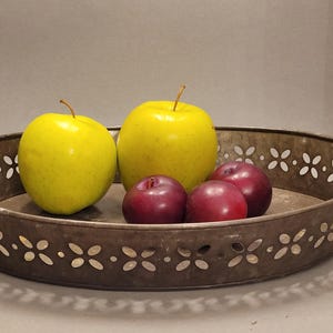 Vassoio vintage in metallo con bordo perforato, color argento, 31×24 cm, prodotto in India