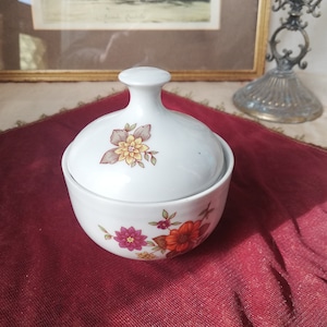 Porcelain box with floral motifs.