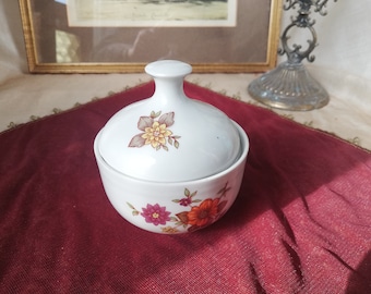 Porcelain box with floral motifs.