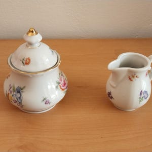 Elegant vintage sugar bowl made of fine porcelain with floral decoration and gold rim – nostalgic gift for special occasions