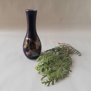 Elegante jarrón de porcelana azul cobalto con faisanes dorados, decorativo y funcional