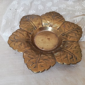 Alte Messingschale in Form von Blütenblättern. Vintage aus Österreich