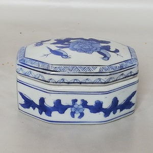 Elegant blue porcelain box with floral decoration – Versatile use as a jewelry box, serving box or decorative object