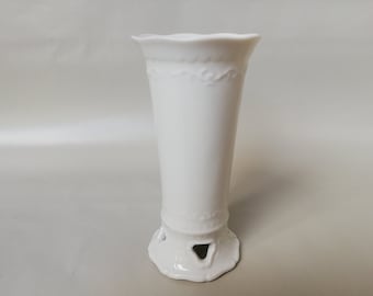 Feine Porzellanvase mit Reliefmuster und Lochdesign - Weiß - Dekoratives Highlight