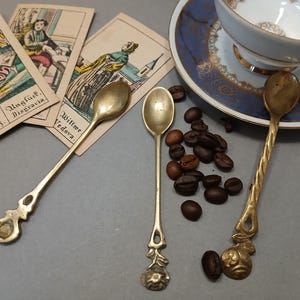 Mini cucchiaio vintage, cucchiaio souvenir da collezione, piccolo cucchiaio decorativo, cucchiaino da tè retrò, oggetto da collezione per vetrine.