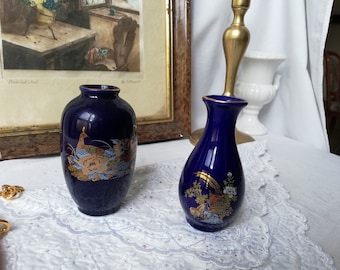 Vases décoratifs en porcelaine bleu foncé. Ensemble de deux pièces, vintage d'Autriche