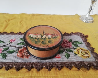 Caja de madera antigua con pintura a mano procedente de Eslovenia.