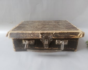 Ancienne valise en carton avec serrure en métal, petite valise en carton comme objet de décoration, valise en carton avec motif crocodile.