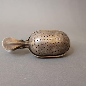 Antique Metal Tea Strainer with Handle – Vintage Loose Leaf Tea Infuser, Retro Kitchen Decor, Collectible Tea Accessory