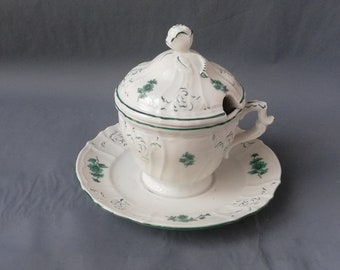 Azucarero boho de porcelana de estilo rococó, azucarero con tapa y motivos florales en verde, azucarero con platillo integrado.