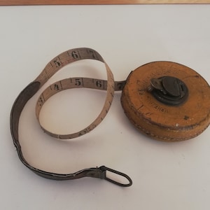 Antikes  Maßband in Ledergehäuse. Vintage aus Österreich.