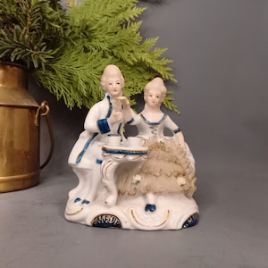 Porzellanfigur Im Rokokostil mit Kavalier und Dame beim Teetrinken, Vintage aus Deutschland
