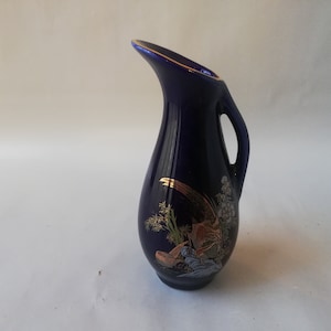 Elegante Jarrón de Porcelana Azul Cobalto con Faisanes Dorados - Decorativo y Funcional