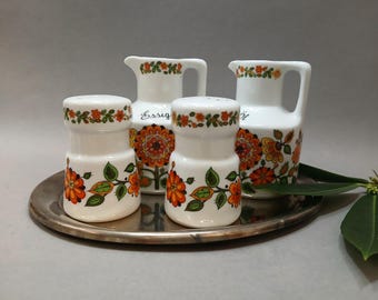 Juego de vinagreras y aceiteras de porcelana vintage Schmidt de Brasil con bandeja plateada, decoración floral de cocina de mediados de siglo.