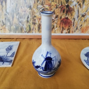 Small porcelain vase in the colors of Delft Blue