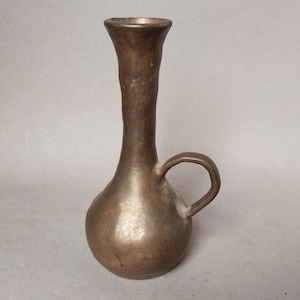 Massive Brutalismus Bronze Vase – Mid-Century Metall Krug, Wabi-Sabi Deko, Schwerer Guss aus Österreich