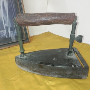 Altes Bügeleisen für Dekorationszwecke, Vintage Österreich