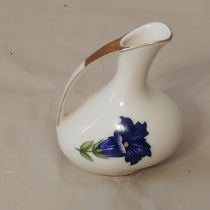 Pequeno vaso de porcelana da fábrica Alka Kunst Bavaria. Vaso miniatura vintage com flor de genciana.
