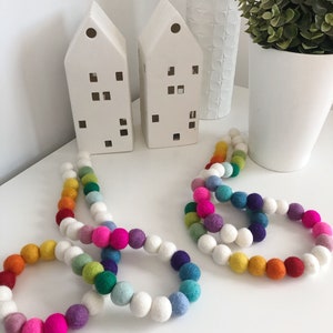 Große Regenbogen Filzkugel Girlande. Pom Pom Girlande. Kinderzimmer Dekor. Kinderzimmer. Kinderzimmer Wimpelkette. Neues Babygeschenk.