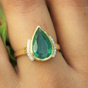 Pear cut emerald gold ring / emerald engagement ring for women / vivid emerald ring / emerald solid gold ring / certified emerald ring