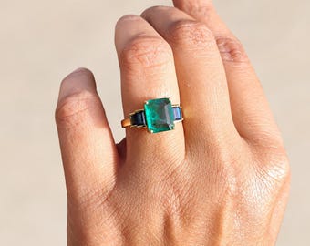Massief gouden ring met smaragd saffier, groene en blauwe natuurlijke edelsteen zijaccentring, speciaal cadeau voor vrouw