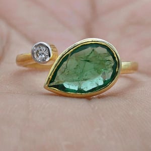 teardrop emerald ring | vivid green emerald ring | natural emerald ring | pear emerald ring | emerald slid gold ring | emerald wedding ring