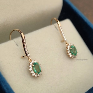 Brinco pendente de diamante natural em ouro 18k, brinco pendente de esmeralda, brinco halo esmeralda, brinco oval esmeralda, argola esmeralda