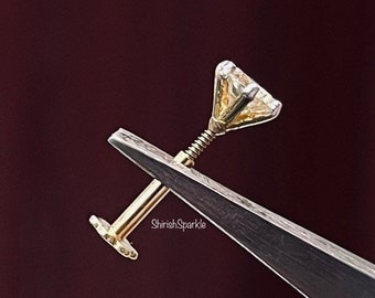 Nässtift med naturlig diamant, solitaire öronpiercing med platt baksida, 18k massivt guld med invändig gänga