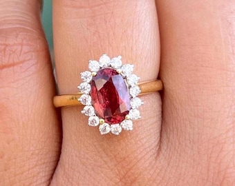 Anillo de rubí natural y diamantes en oro de 18 quilates / Rubí auténtico de talla ovalada con halo de diamantes / Anillo elegante y llamativo / Regalo para ella