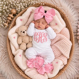 Completo rosa con monogramma per il rientro a casa, body personalizzato per bambina con iniziali, set di cavigliere con fiocco rosso e volant, regalo per baby shower, neonato