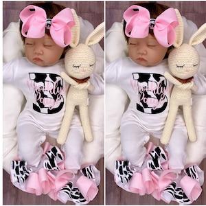 Strój dla dziewczynki, strój na powrót do domu, niestandardowy, ręcznie robiony, spersonalizowany noworodek, prezent na babyshower, zestaw ubranek dla noworodka, inspirowany nadrukiem krowy, kokarda