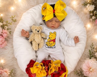 Ubranka dla dziewczynki, strój na powrót do domu, inspirowane Kubusiem Puchatkiem, ręcznie robione, spersonalizowane ubranka dla noworodka, prezent na babyshower, zestaw ubranek dla noworodka, kokardki