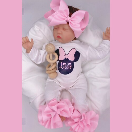 Conjunto para bebé niña, conjunto para la salida del hospital, inspirado en Minnie Mouse, hecho a mano, personalizado para recién nacida, regalo para baby shower, conjunto de ropa para recién nacida, lazos.