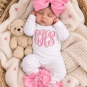 Completo rosa con monogramma per il rientro a casa, body personalizzato per bambina con iniziali, set di cavigliere con fiocco e volant, regalo per baby shower, completo per neonata