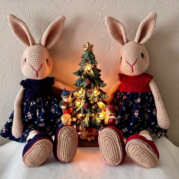 Conejito 58 cm con orejas erguidas, completo con traje