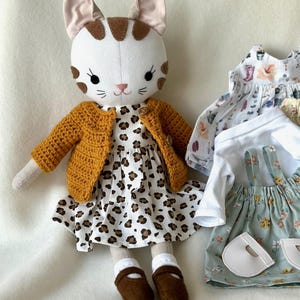 Knuffelkat met bruine strepen, met kleding