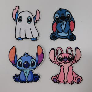以下が含まれることがあります： アニメ映画「リロ＆スティッチ」のキャラクター、スティッチの刺繍ワッペン4枚。青色のスティッチ、お化けのようなスティッチ、ピンク色のエンジェルが含まれています。各ワッペンは、詳細でカラフルなデザインです。