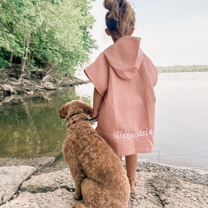 Kapuzenhandtuch mit individueller Stickerei Waffel-Strandtuch-Poncho Kapuzen-Überwurf Badeanzug-Überwurf für Kinder 100 % Bio-Baumwolle Bild 1