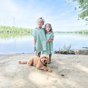 Kapuzenhandtuch mit individueller Stickerei Waffel-Strandtuch-Poncho Kapuzen-Überwurf Badeanzug-Überwurf für Kinder 100 % Bio-Baumwolle Bild 6