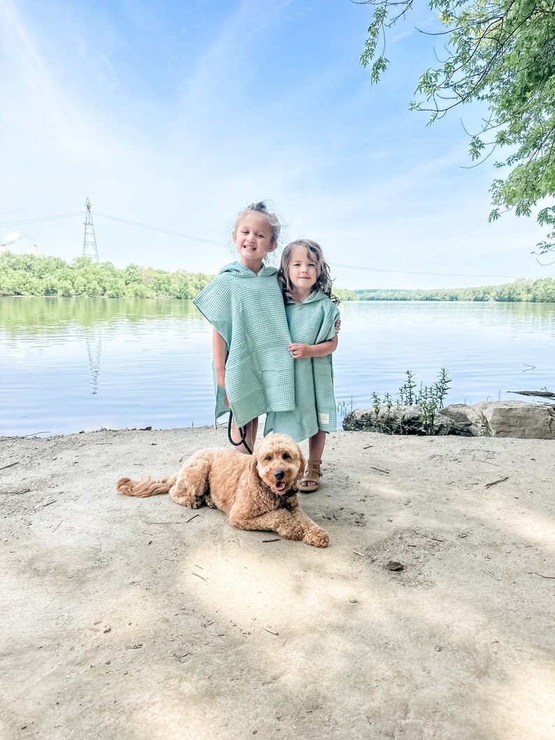 Kapuzenhandtuch mit individueller Stickerei Waffel-Strandtuch-Poncho Kapuzen-Überwurf Badeanzug-Überwurf für Kinder 100 % Bio-Baumwolle Bild 6