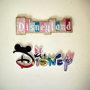 ディズニーランドの看板 - ディズニーパッチ：貼り付け式、アイロン接着式、または縫い付け式