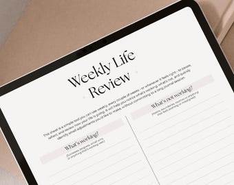 Puede incluir: Una tableta digital que muestra una plantilla de "Revisión Semanal de la Vida". La plantilla incluye secciones para "¿Qué funciona?" y "¿Qué no funciona?" con indicaciones para la reflexión. El texto está en una fuente limpia y moderna.