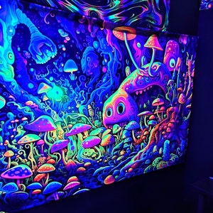 Wonky Wonderland (Blacklight Tapisserie) Trippy UV-Reaktiver Pilzwald Wandbehang - Hergestellt in den USA