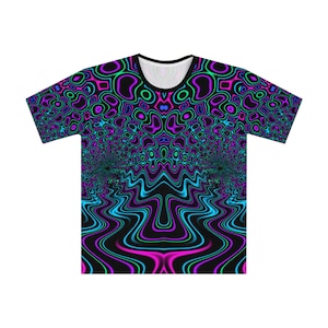 Puede incluir: Camiseta negra con un diseño psicodélico en verde neón, azul y morado. El patrón presenta líneas y formas fluidas. La camiseta tiene cuello redondo y mangas cortas.